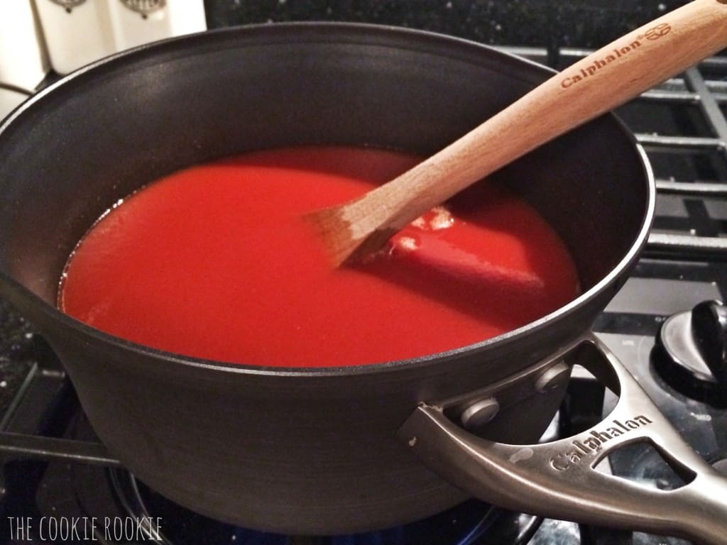 haciendo Bloody Mary mezclar en una olla en la estufa