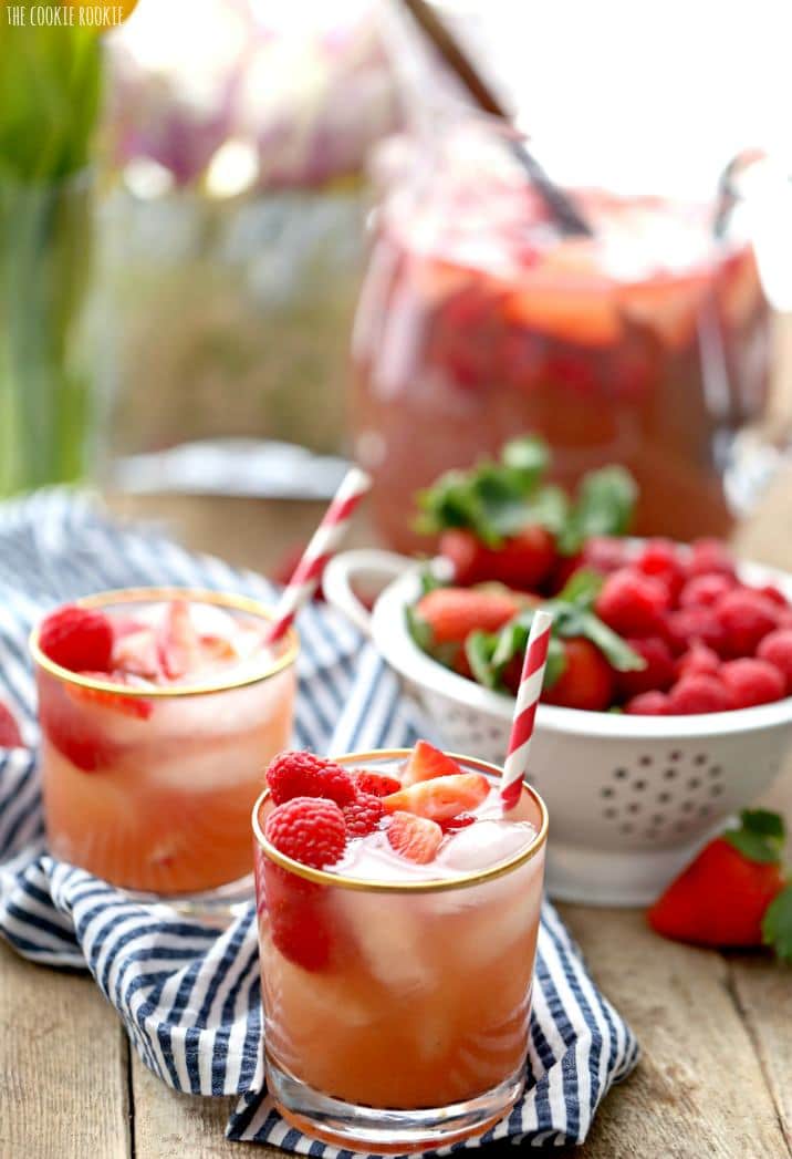 ¡Sangría Easy Red Berry hecha con vodka Pearl Red Berry, vino blanco Moscato, jugo de bayas y refrescos! Refrescante sangría de fresa y frambuesa. ¡Mmm!