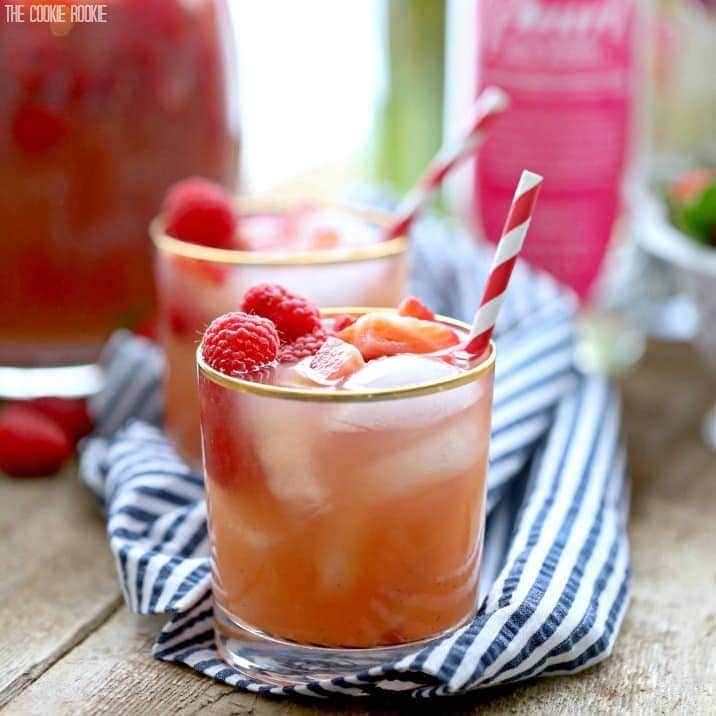 ¡Sangría Easy Red Berry hecha con vodka Pearl Red Berry, vino blanco Moscato, jugo de bayas y refrescos! Refrescante sangría de fresa y frambuesa. ¡Mmm!