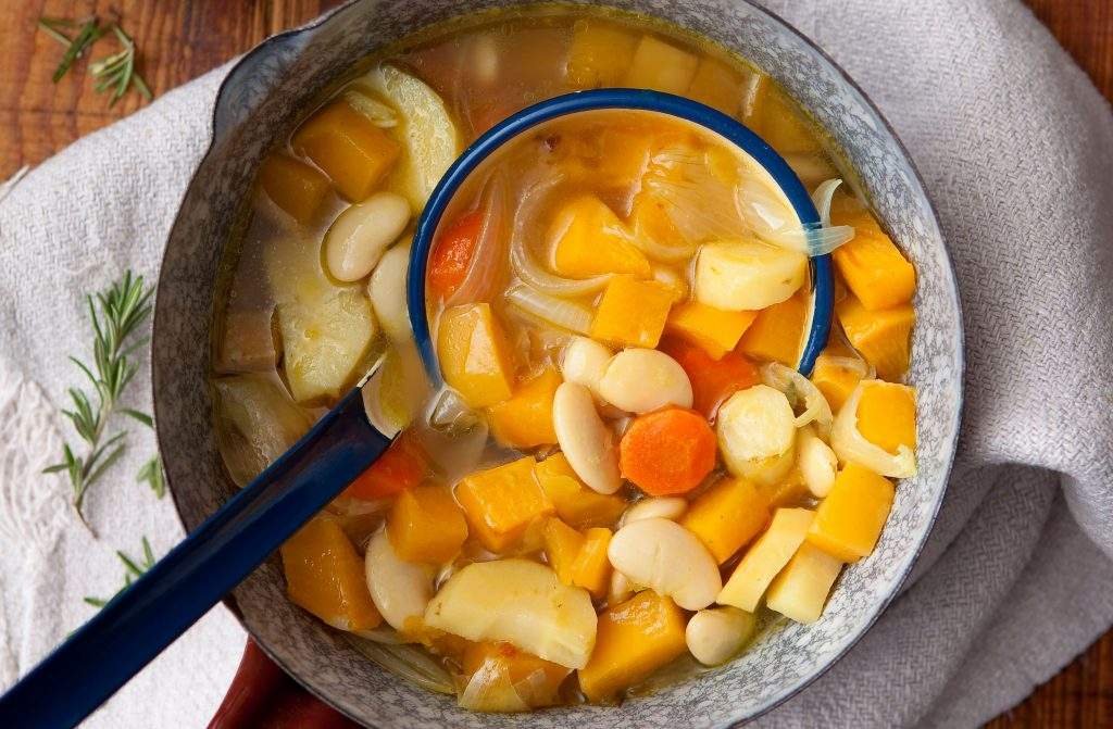 Sopa de verduras
Esta receta de sopa de verduras es un verdadero calentador de invierno saludable que querrás preparar una y otra vez. Es bajo en grasa, también cuenta para tus 5 al día