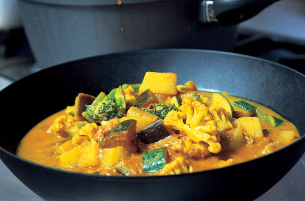 Receta fácil de curry de vegetales de Gordon Ramsay
La receta fácil de curry de vegetales de Gordon Ramsay es perfecta para vegetarianos. También está lleno de deliciosas verduras con mucho sabor gracias a la pasta de chile, cardamomo y curry.