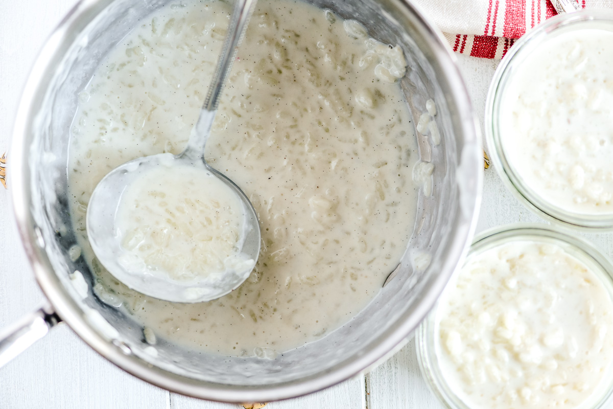 arroz con leche en una olla con cucharón