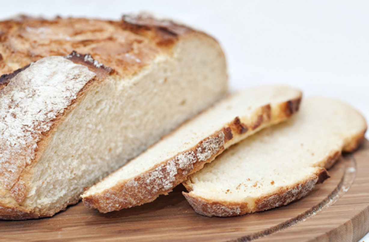 El maestro panadero de pan blanco de Paul Hollywood y el juez de Great British Bake Off, Paul Hollywood, conoce su pan.  Obtenga su pan blanco básico perfecto siguiendo su receta infalible.