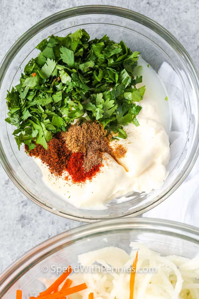 ingredientes para hacer ensalada de col con cilantro y limón en tazones de vidrio