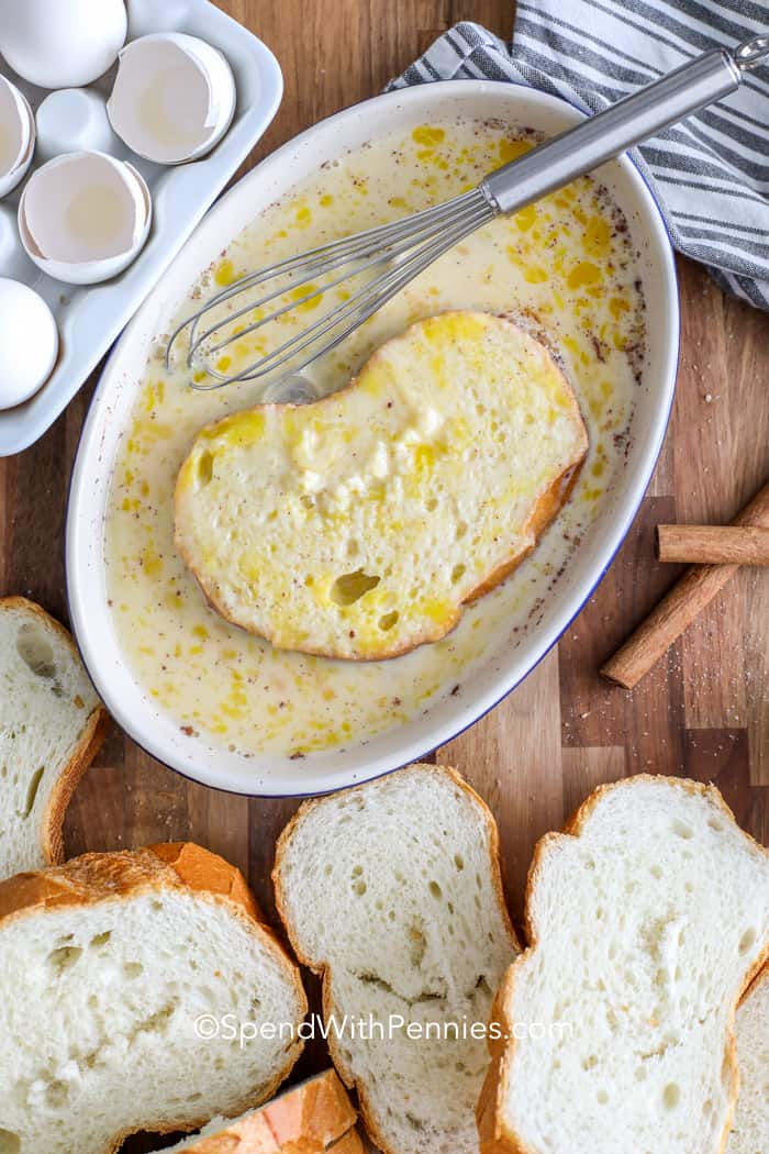 Remojar un trozo de pan en masa de huevo