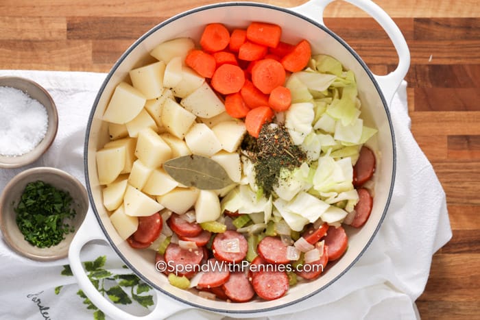 Ingredientes de sopa de salchicha y repollo en una olla