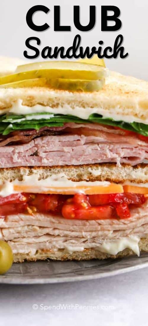 Club sándwich en un plato con título