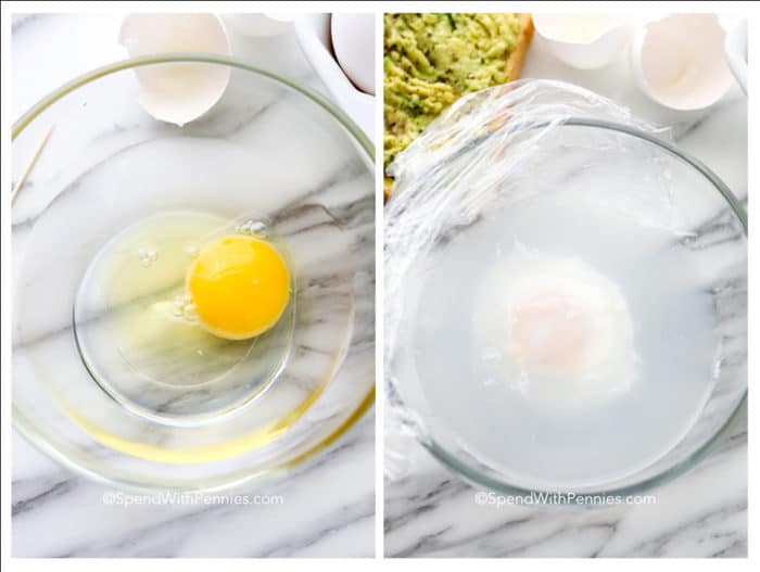 Huevo y agua en un bol de vidrio para huevos escalfados