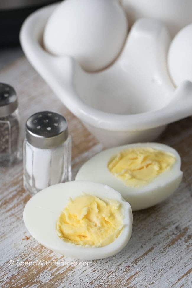 Huevos duros cortados por la mitad con salero y pimentero