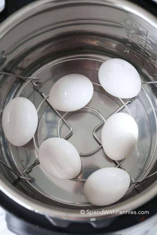 Huevos en una olla con agua para huevos duros instantáneos