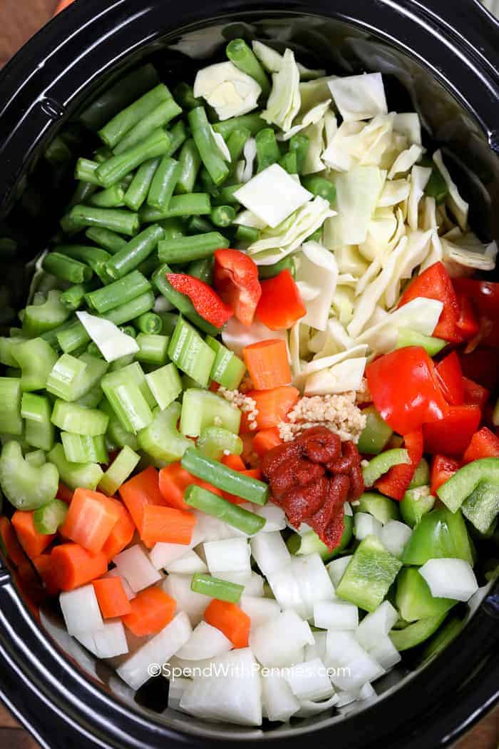 Sopa de repollo y verduras en olla de cocción lenta en una olla de cocción lenta