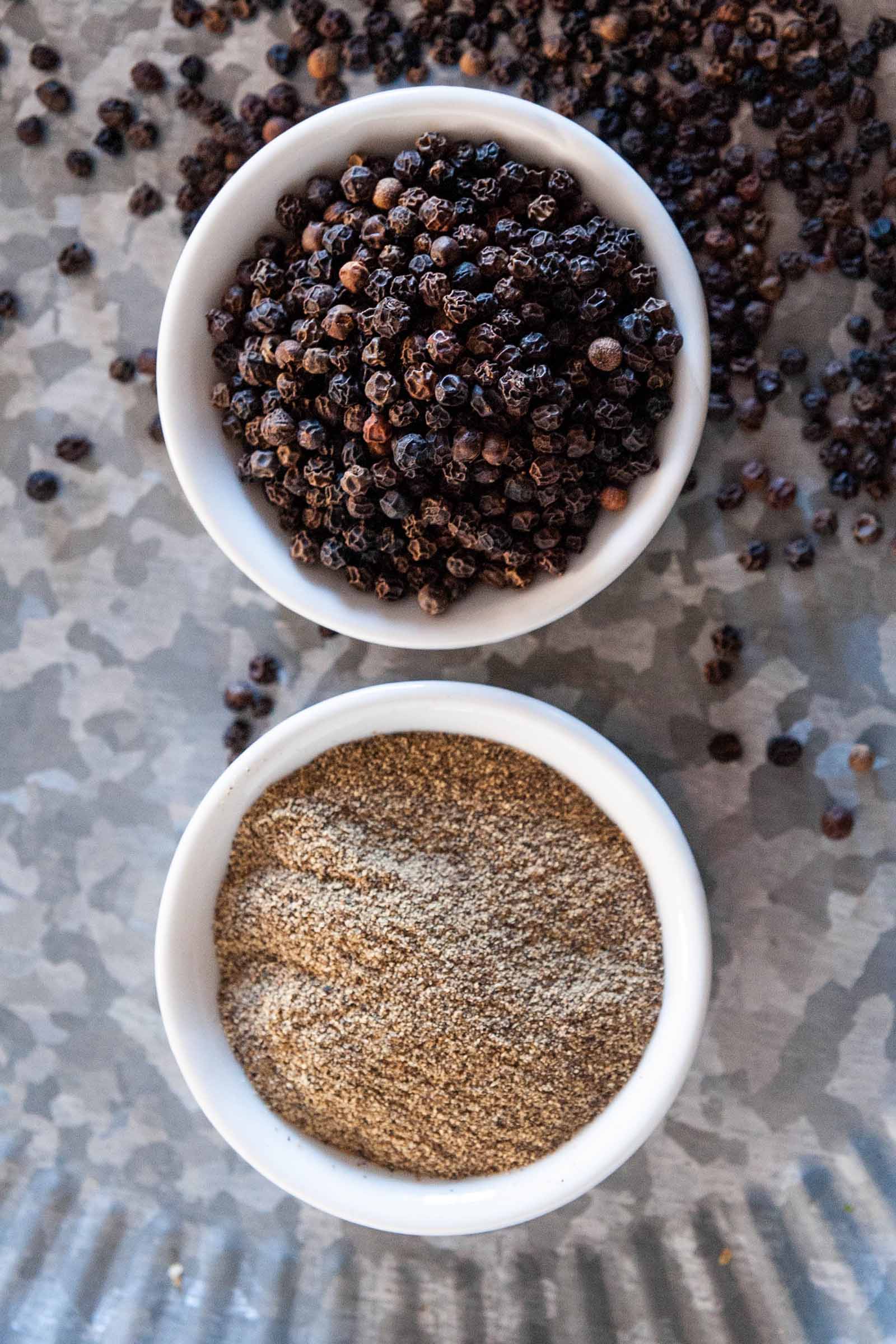 Ground pepper and whole peppercorns