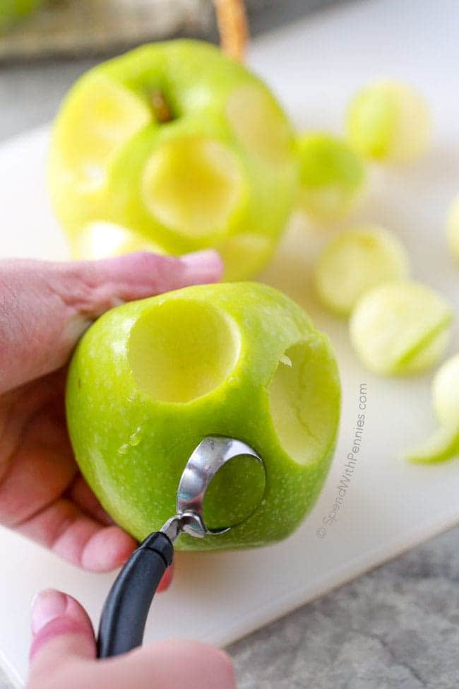 Cortar bolas de manzanas con un melon baller