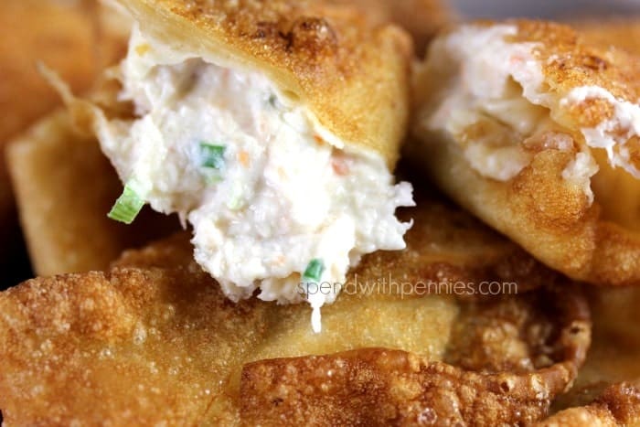 Cerca de cangrejo Rangún receta con cangrejo, queso crema y condimentos envuelto en una envoltura de wonton y crujiente frito