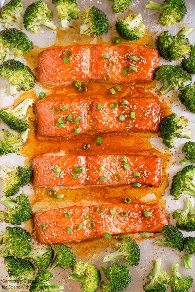 Fotografía cenital de salmón y brócoli en una bandeja para hornear