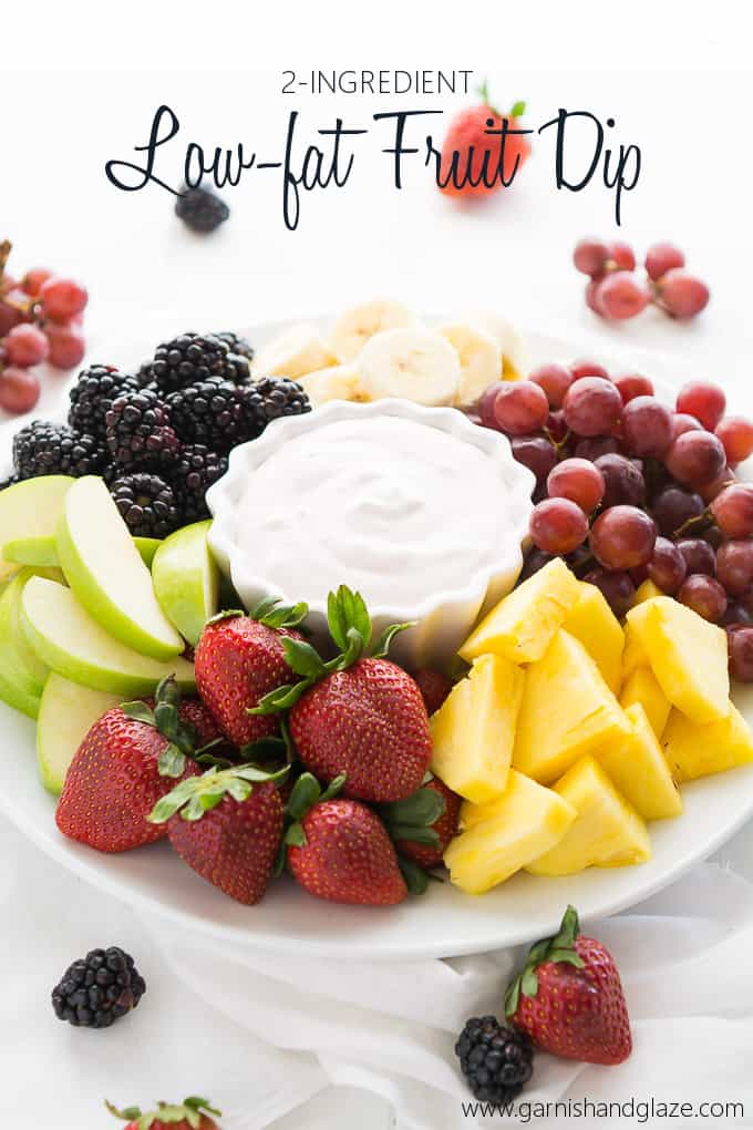 Dip de frutas con fruta en un plato con escritura