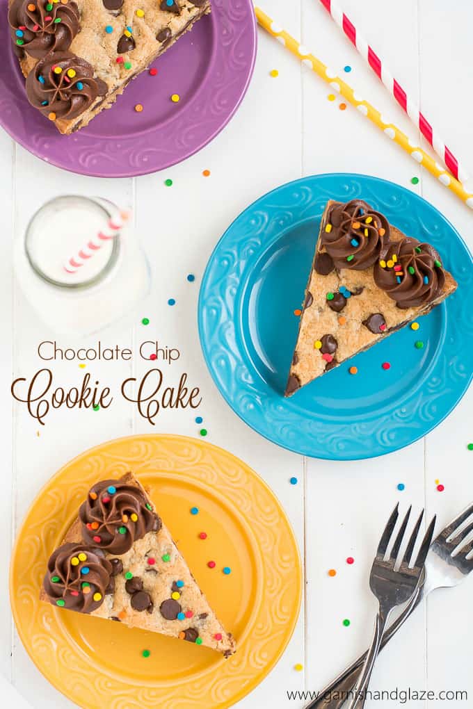 Trozos de pastel de galletas con chispas de chocolate en placas de colores