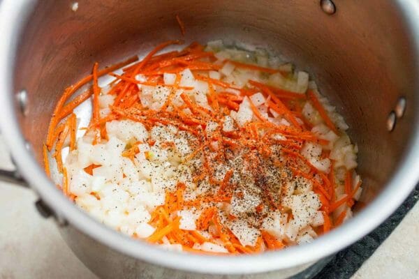 Sopa de brócoli y queso cheddar cocinar las cebollas y las zanahorias