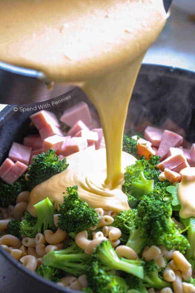 Verter la salsa sobre la cazuela de brócoli y queso con jamón