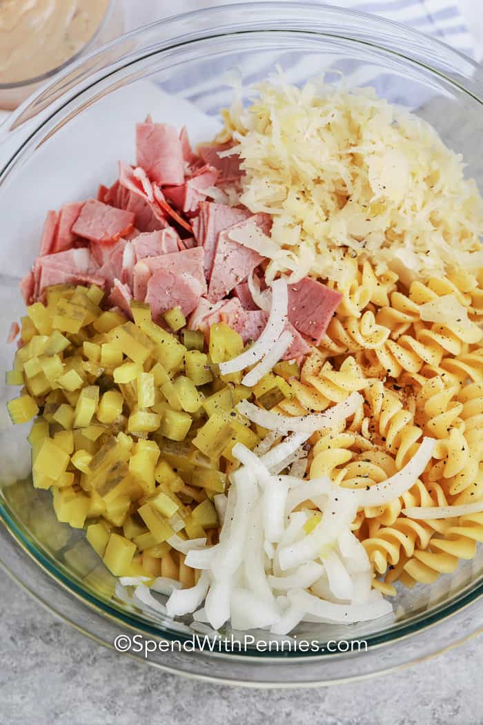 Ingredientes de la ensalada de pasta Reuben en un bol.