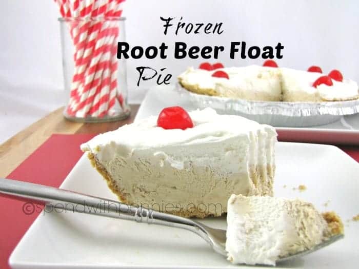Rebanada de tarta flotante de cerveza de raíz congelada con una cereza en la parte superior y la tarta en el fondo