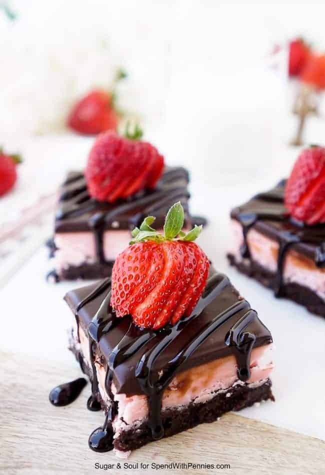 brownies de capa de fresa adornados con fresas frescas