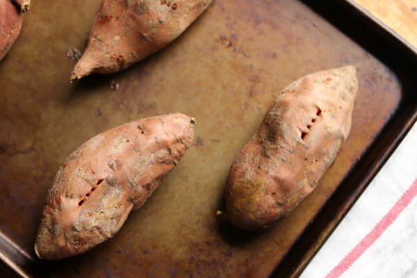 Batatas al horno con chorizo ​​pique las patatas