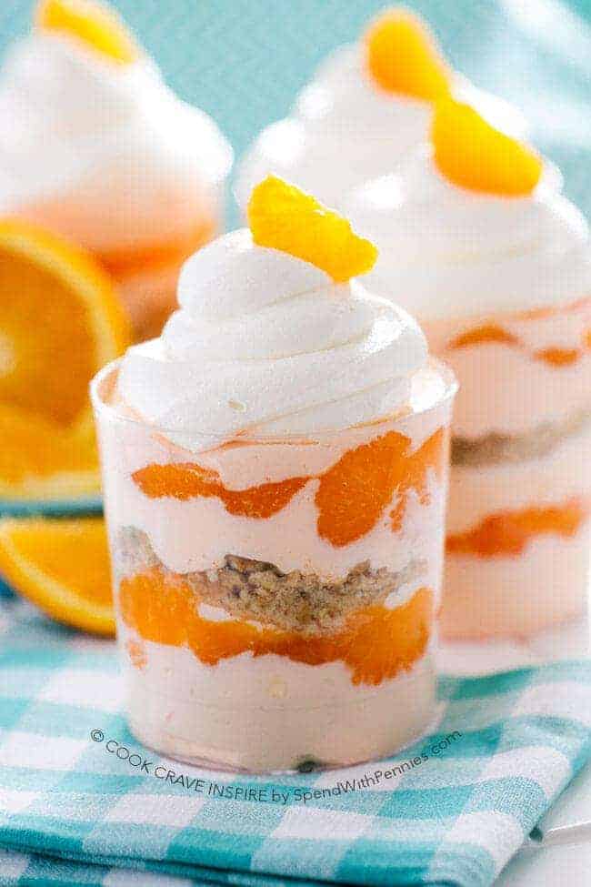 Parfaits de Creamsicle con cobertura batida y guarnición de naranja