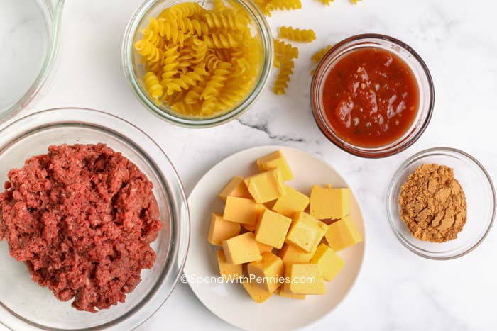 Ingredientes para la sartén para tacos con queso en el mostrador en tazones