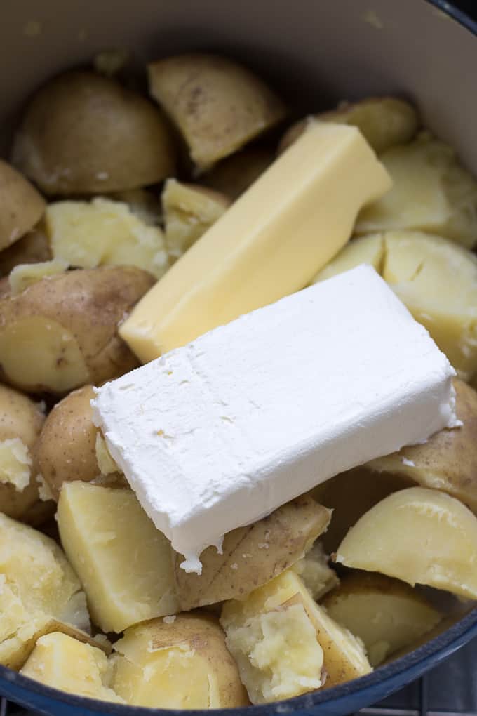 queso crema y mantequilla en papas cocidas