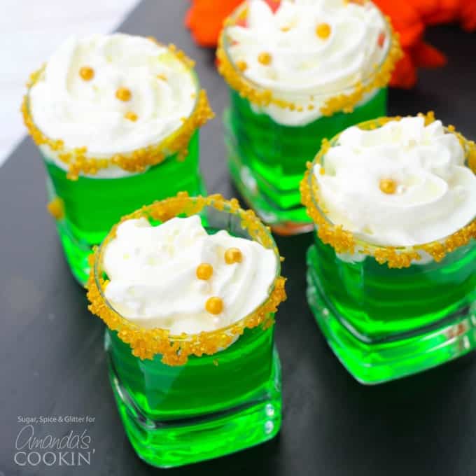 shots de gelatina verde con crema batida