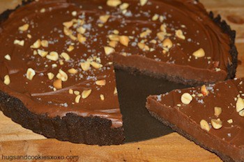 Tarta de chocolate con mantequilla de maní y Oreo con una rodaja cortada