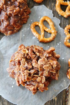 galletas de pretzel con mantequilla de maní y chocolate sin hornear con pretzels a un lado