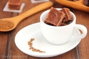 dulce de moka en una taza con un plato y chocolate cacao a un lado