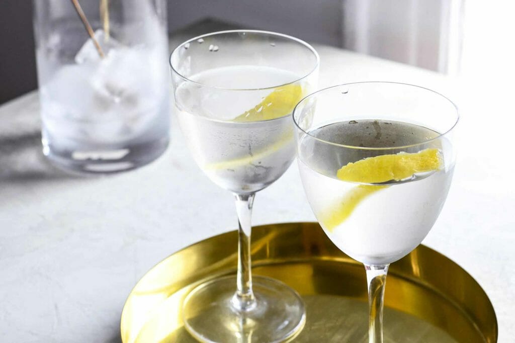 Martini clásico - martini de vodka revuelto con jarra