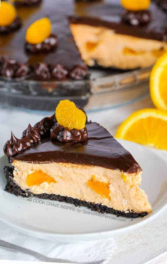 Pastel de chocolate y naranja en un plato