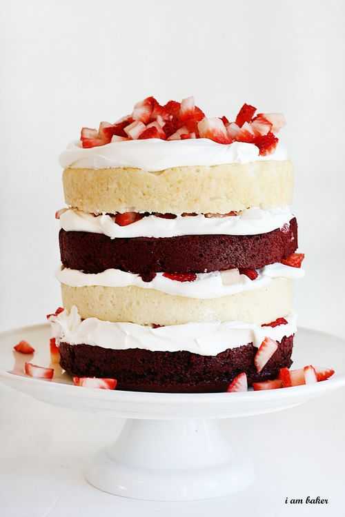 Pastel de tarta de fresa de terciopelo rojo
