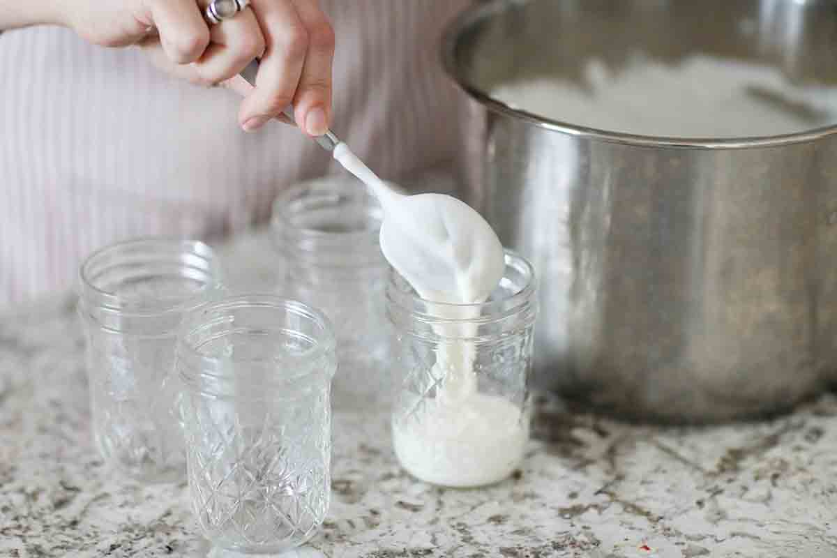 Yogur casero en la olla instantánea transfiera el yogur a frascos